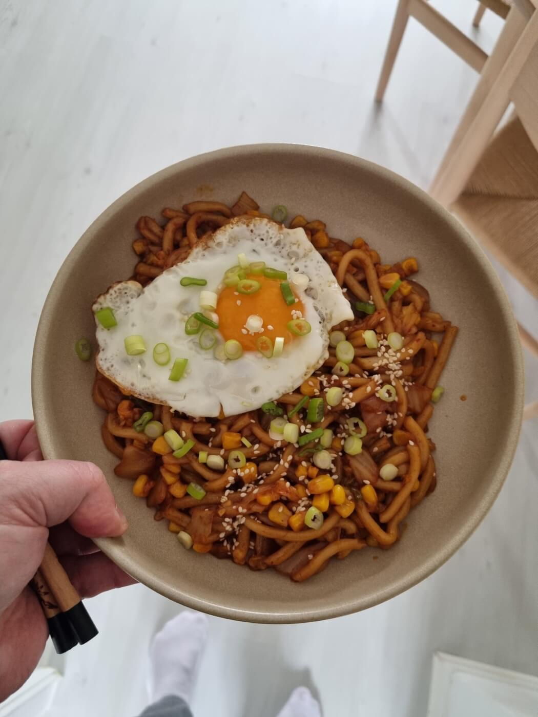 Udon nudlar med kimchi och majs